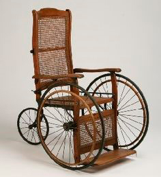 19e-eeuwse rolstoel, gemaakt van hout en riet
