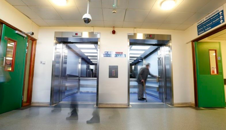 Stannah lift met automatische deuren in een ziekenhuis 