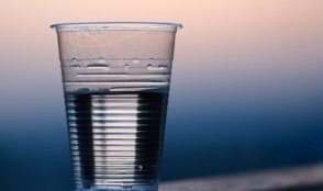 Parkinson maakt een simpele taak zoals het drinken van een glas water gecompliceerd.