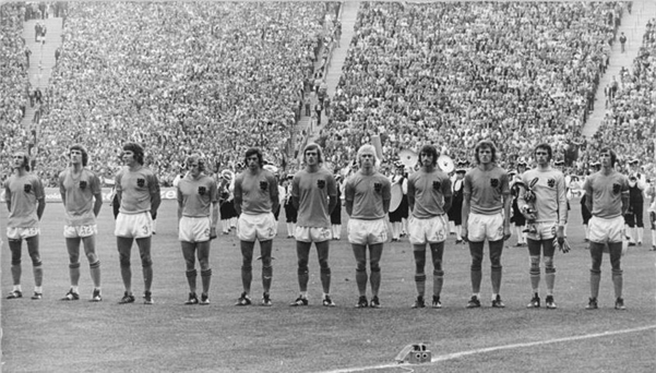 Het Nederlandse elftal nadat zij de finale in 1974 met 1-2 hadden verloren. 