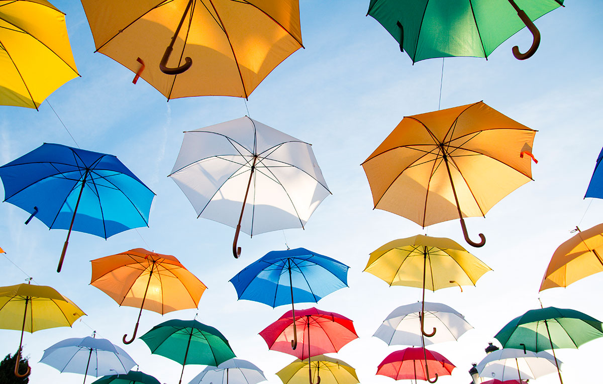 Parapluis metaforisch voor gemeenschappelijke hulp 